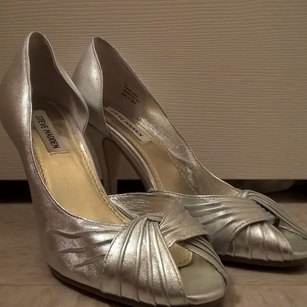Steve Madden Silver Twist Peep Toe Pumps 10M